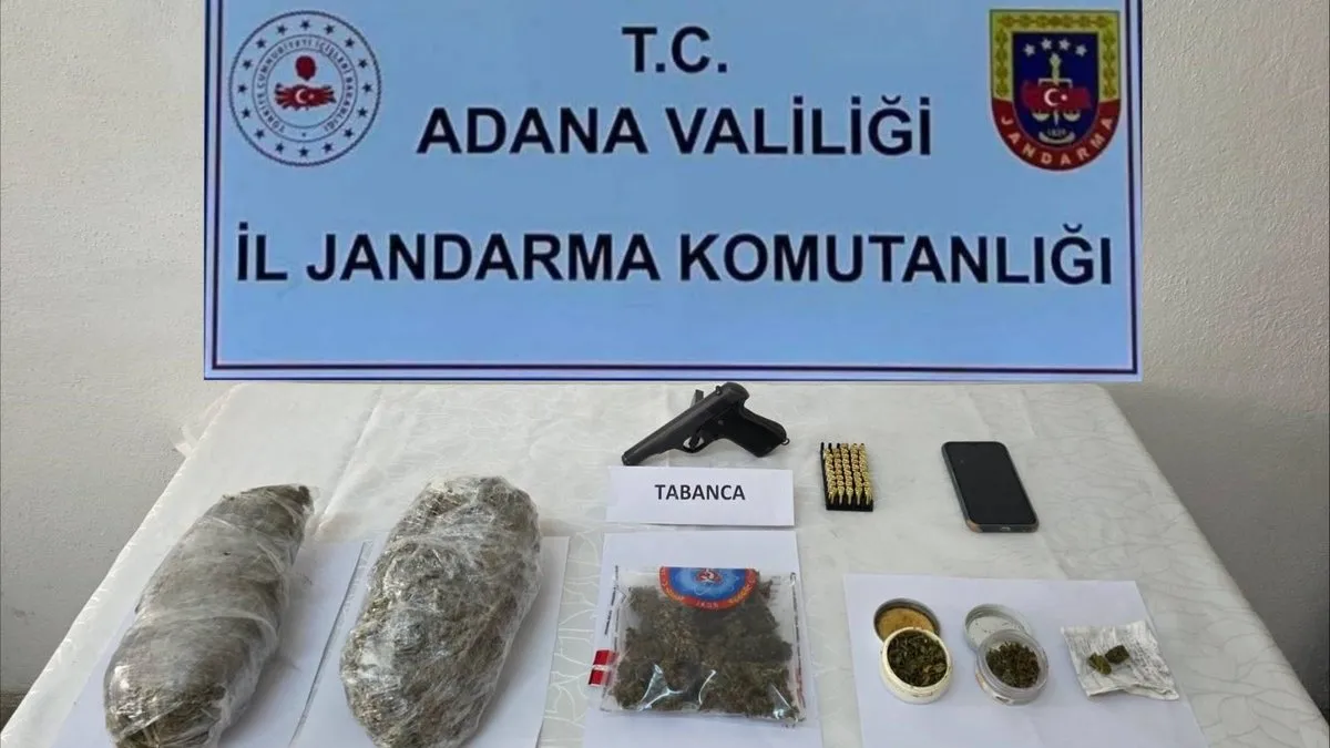 Evinde esrar ele geçirilen şüpheli tutuklandı Evinde esrar ele geçirilen şüpheli tutuklandı