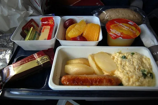 Uçakta yemeklerin tadı neden garip geliyor?
