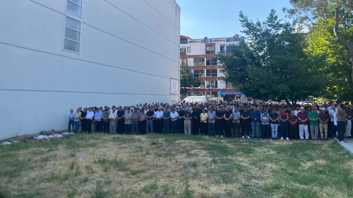 Yürek yakan kazada yaşamını yitiren baba, kızı ve yeğeni dualarla uğurlandı Yürek yakan kazada yaşamını yitiren baba, kızı ve yeğeni dualarla uğurlandı
