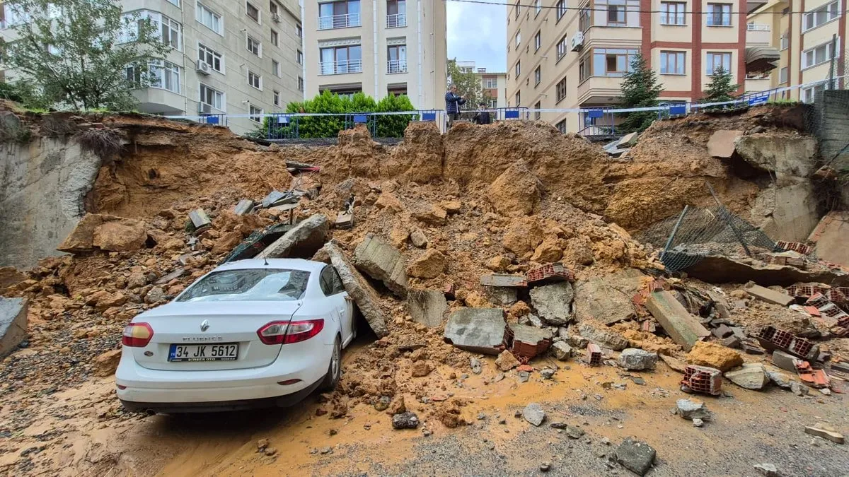 Maltepe’de kaldırım ve istinat duvarı otomobillerin üzerine çöktü Maltepe’de kaldırım ve istinat duvarı otomobillerin üzerine çöktü
