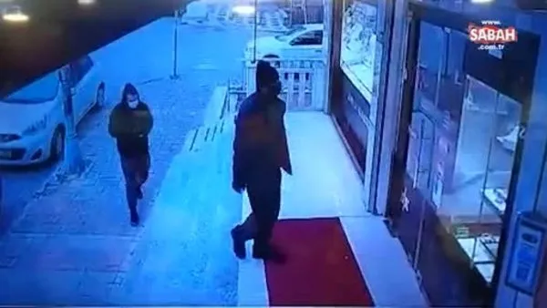 Kuyumcuya giren gaspçılar sert kayaya çarptı! Yaralı halde kapıya kadar kovaladı! | Video