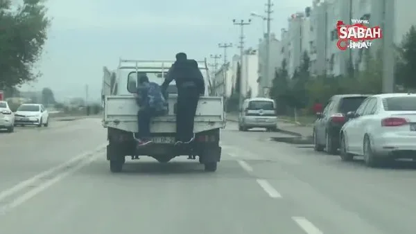 Adana'da kamyonet arkasında ölümüne yolculuk