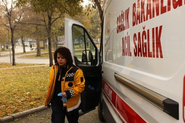 ambulans-soforu-sevgi-sifa-dagitiyor-1733034422415.jpg