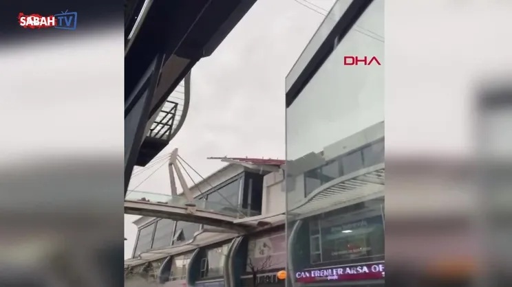 Avcılar'da şiddetli rüzgar nedeniyle iş merkezinin dış cephe kaplaması ve çatısı uçtu! O anlar kamerada | Video