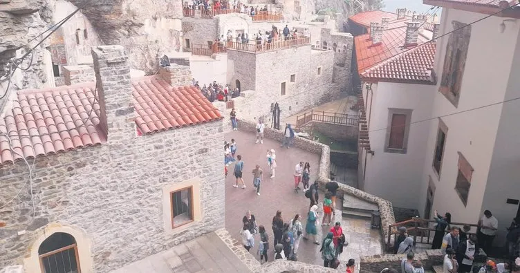 Turistlerin gözdesi Sümela Manastırı