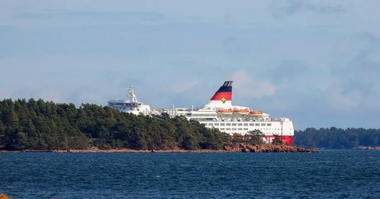 Finlandiya bandıralı yolcu gemisi Baltık Denizi’nde karaya oturdu