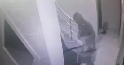 İstanbul Ümraniye’de girdikleri aparmanın çıkışını bulamayan hırsızların yaşadığı panik anları kamerada