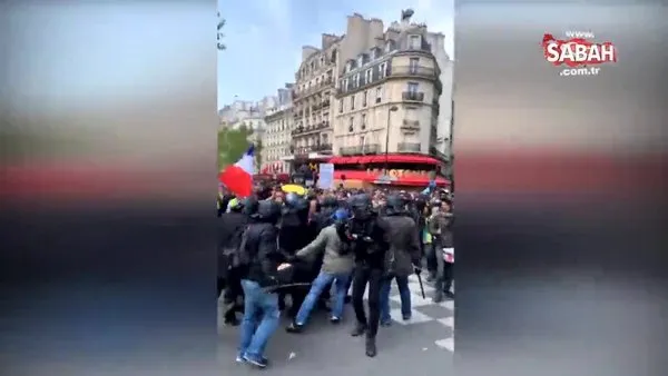 Fransız polisi, sokak ortasında protestocunun pantolonunu ve iç çamaşırını sıyırarak metal cop ile taciz etti!