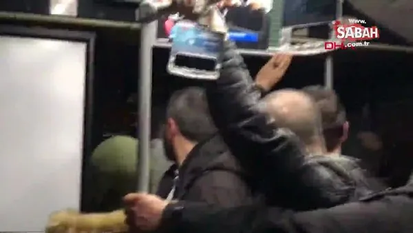 Metrobüs'de elle taciz kamerada! Yolcular tacizciyi böyle dövdü! | Video