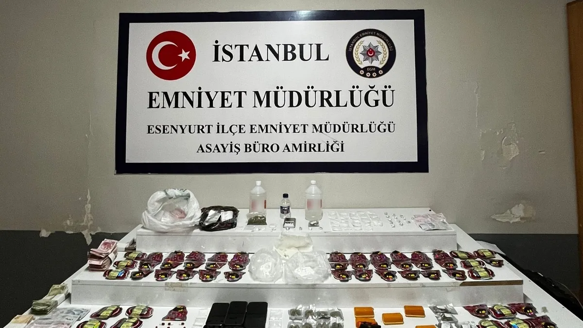 Teybin arkasındaki zulada uyuşturucularla yakalandılar Teybin arkasındaki zulada uyuşturucularla yakalandılar