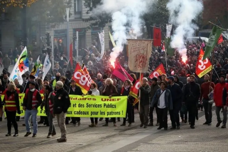 Fransa’da reform karşıtları sokakları savaş alanına çevirdi