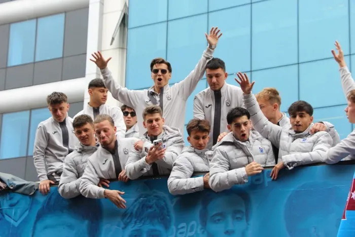 trabzonspor-u19-takimi-avrupa-ikinciligini-taraftariyla-kutladi-1746017108409.jpg