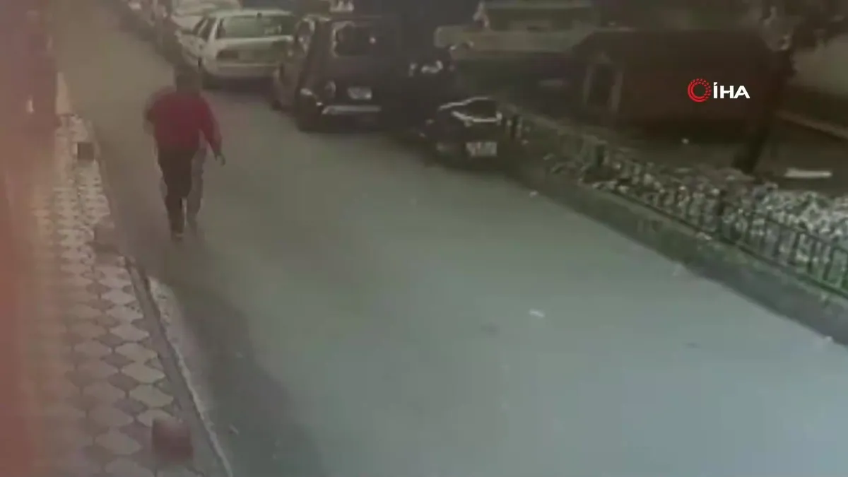 Samsun’da okul önünde silahlı saldırı! Saldırganın kaçış anları kamerada | Video videosunu izle Samsun’da okul önünde silahlı saldırı! Saldırganın kaçış anları kamerada | Video videosunu izle