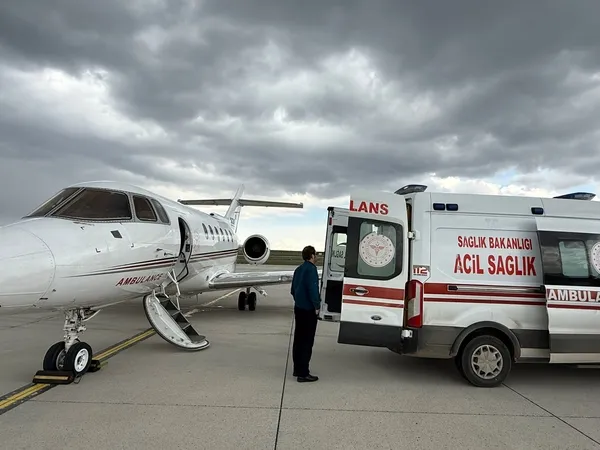 agrida-dunyaya-gelen-premature-bebek-ambulans-ucakla-elaziga-sevk-edildi-1777490872764.jpg