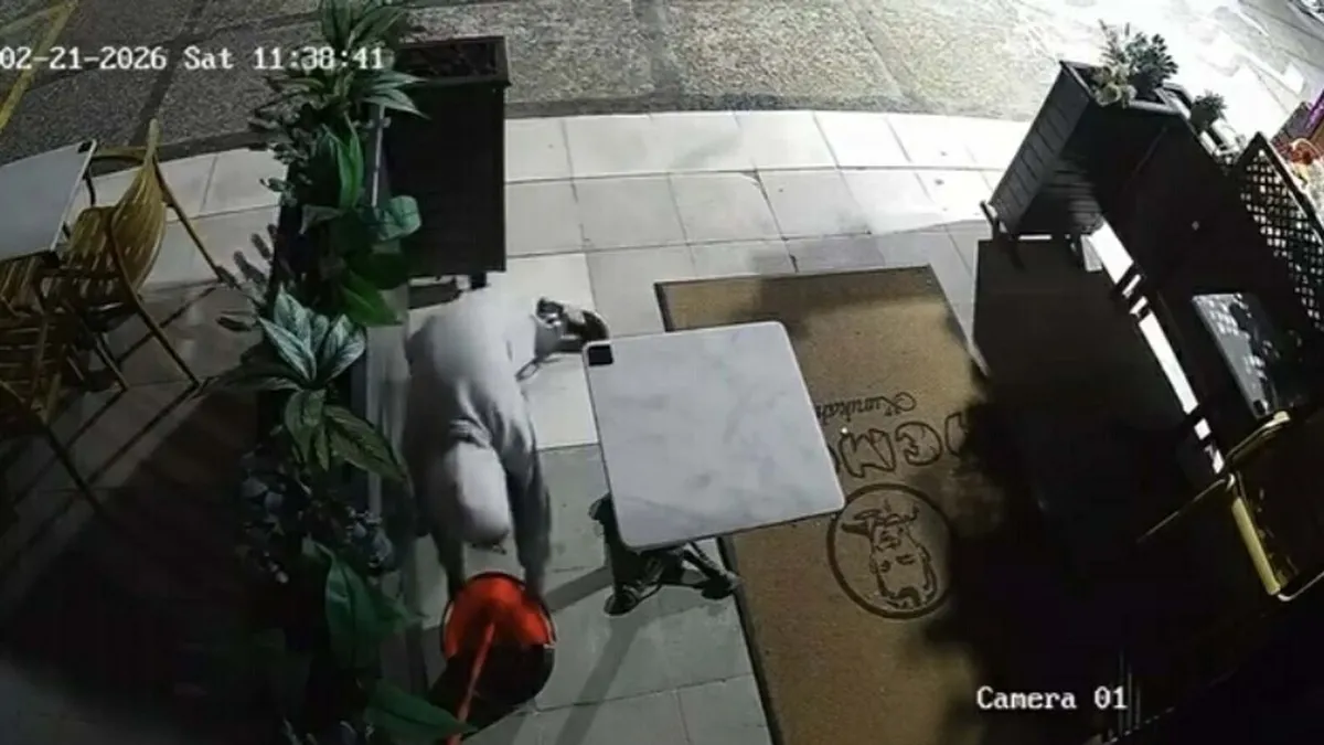 Yer Manisa! 10 yaşındaki çocuğa böyle hırsızlık yaptırdı: Kamera o anları kaydetti Yer Manisa! 10 yaşındaki çocuğa böyle hırsızlık yaptırdı: Kamera o anları kaydetti