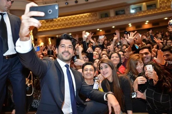 İranlı modal Mahlagha Jaberi, Burak Özçivit'in peşini bırakmıyor