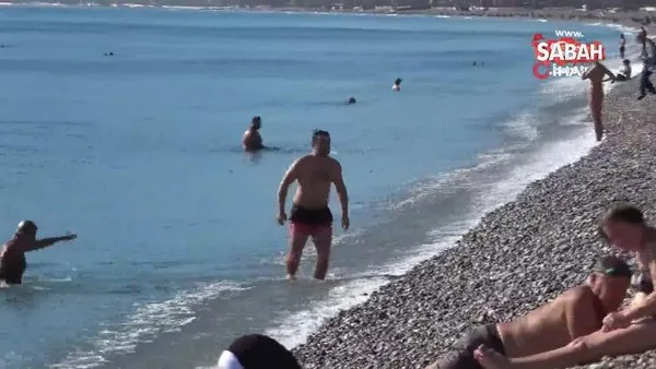 Termometrelerin 19 dereceyi gösterdiği Antalya'da Aralık ayında deniz keyfi