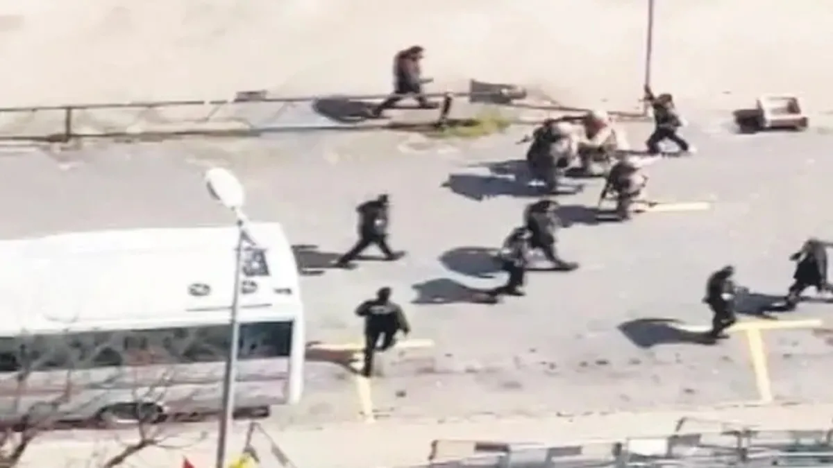 SON DAKİKA: Konsolosluk saldırısında tepki çeken görüntülerin izi sürüldü: 8 plaza çalışanı gözaltında SON DAKİKA: Konsolosluk saldırısında tepki çeken görüntülerin izi sürüldü: 8 plaza çalışanı gözaltında