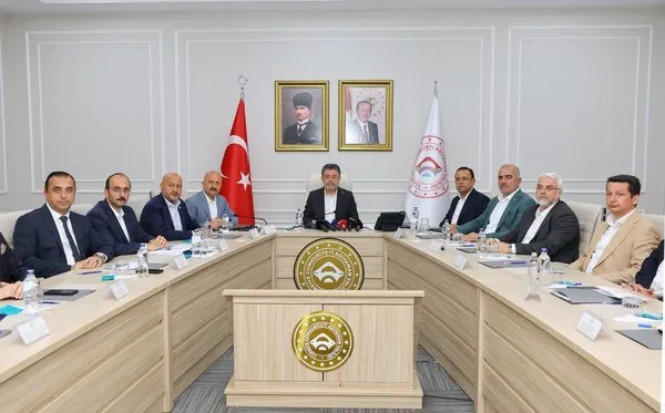 bakani-yumakli-adiyamanda-sektor-temsilcileriyle-bulustu-tarimda-turkiye-yuzyili-vurgusu-1754147858751.jpg