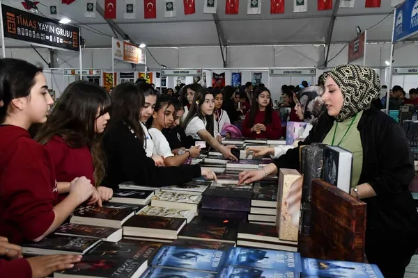 8inci-kitap-fuari-3-gunde-30-bin-ziyaretciyi-agirladi-1776156529020.jpg