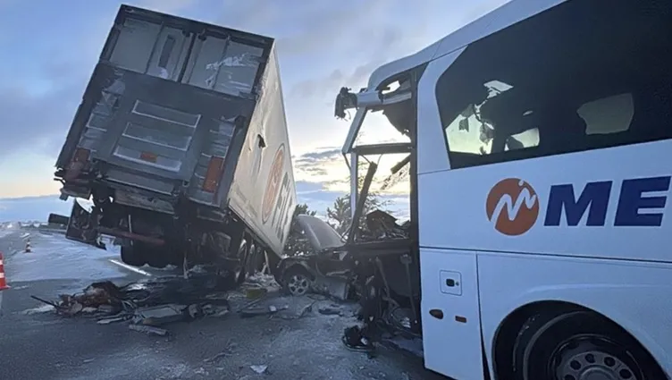 SON DAKİKA: Afyonkarahisar’da zincirleme kaza: 30 kişi yaralandı!