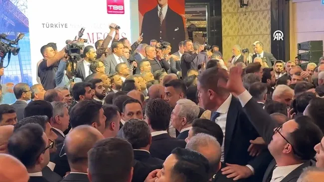SON DAKİKA… Türkiye Belediyeler Birliği toplantısında Ekrem İmamoğlu provokasyonu: Mektubunu okumak isteyince arbede yaşandı! - Son Dakika Haberler