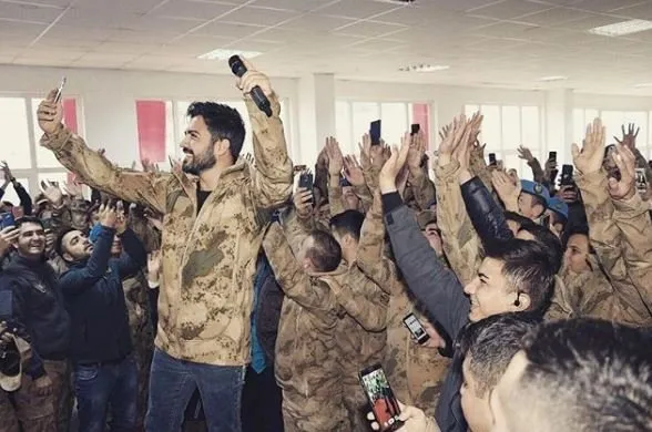 Mehmetçik Yusuf Güney ile moral depoladı!