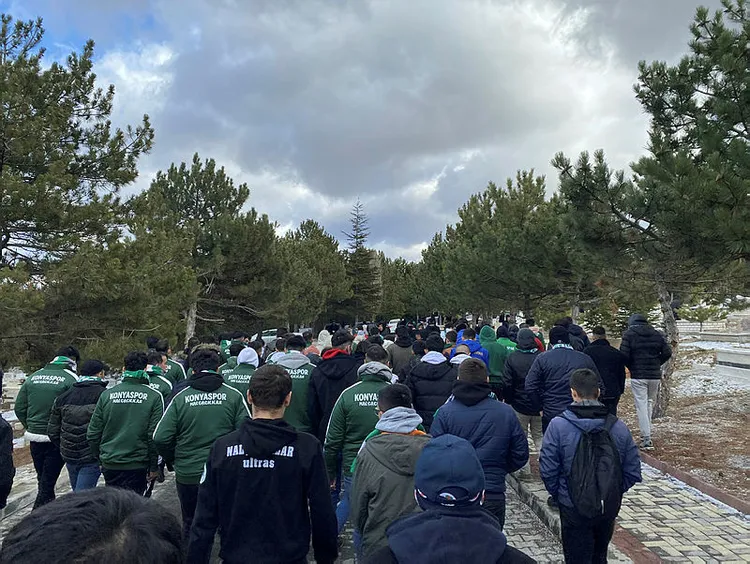 ahmet-calik-unutulmuyor-konyaspor-taraftarindan-mezar-ziyareti-1642756884416.jpg