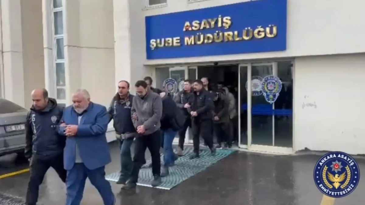 SON DAKİKA | Organize suç örgütüne büyük darbe! Sahte vip ve çakarlı araçlarla firmaları dolandırdılar: 15 şüpheli tutuklandı SON DAKİKA | Organize suç örgütüne büyük darbe! Sahte vip ve çakarlı araçlarla firmaları dolandırdılar: 15 şüpheli tutuklandı