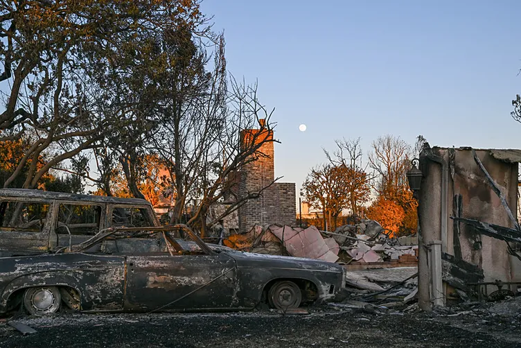 Yangınlar Los Angeles’ı yuttu: ABD’de alev hortumu alarmı! İçme suları zehirlenecek
