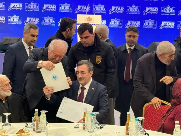 cumhurbaskani-yardimcisi-cevdet-yilmaz-ve-istanbul-valisi-davut-gul-sehit-aileleri-ve-gazilerle-iftarda-bir-ar-1742322765516.jpg