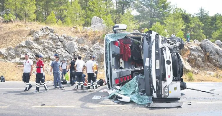 Tur otobüsü devrildi