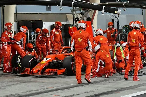 Raikkonen mekanikerin bacağını kırdı!