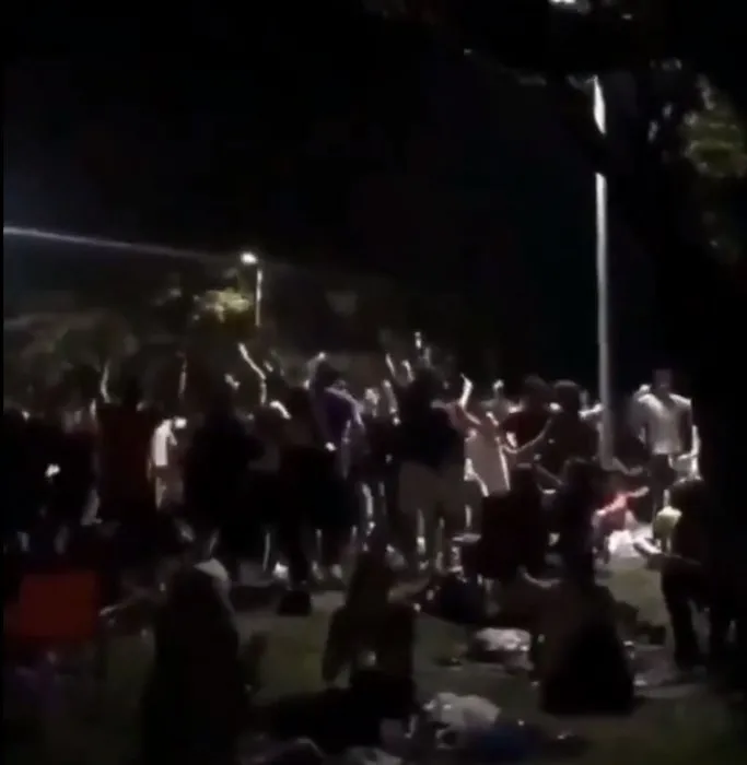 Coronayı hiçe sayıp böyle eğlenmişlerdi! Utandıran manzara sabah saatlerinde ortaya çıktı