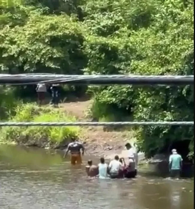 Timsah nehirde yüzen futbolcuyu diri diri yuttu! İri timsah çenesinde kurbanın cesediyle...