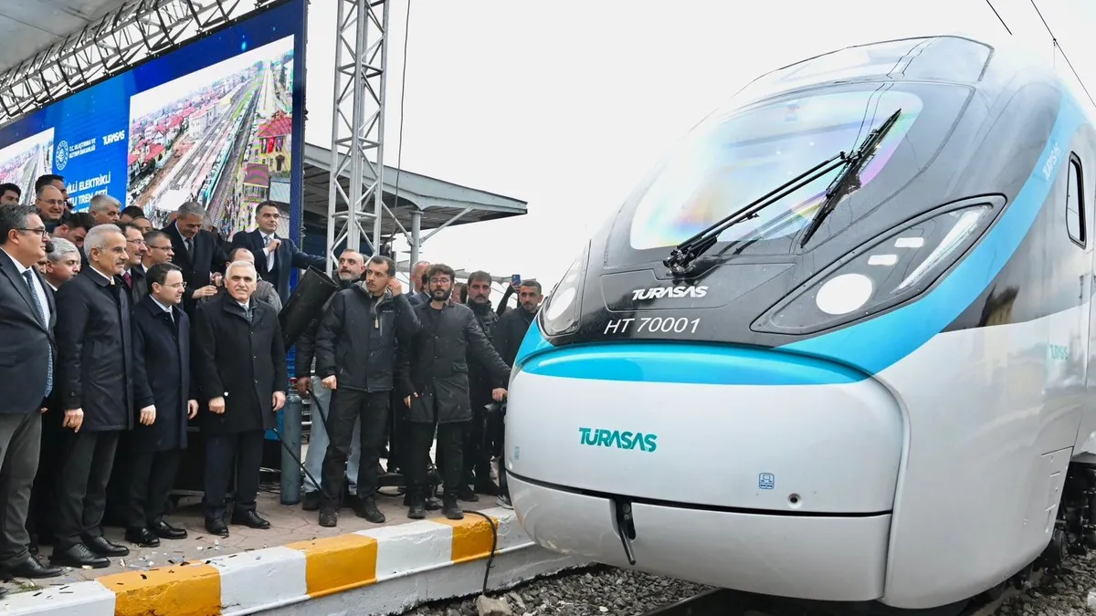 Bakan Uraloğlu açıkladı: Milli elektrikli hızlı tren saatte 225 kilometre hıza çıktı