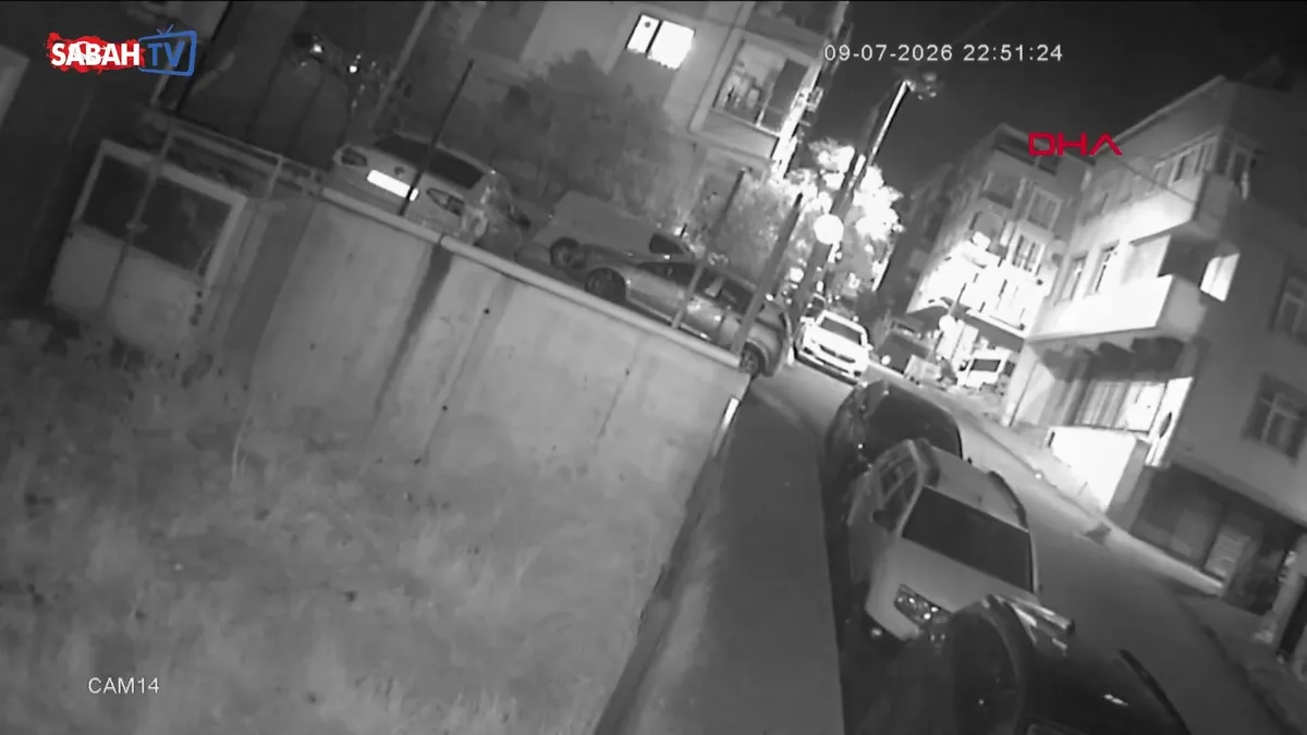 Seyir halindeki otomobilden rastgele ateş açtı! 3 şüpheli tutuklandı: O anlar kamerada videosunu izle Seyir halindeki otomobilden rastgele ateş açtı! 3 şüpheli tutuklandı: O anlar kamerada videosunu izle