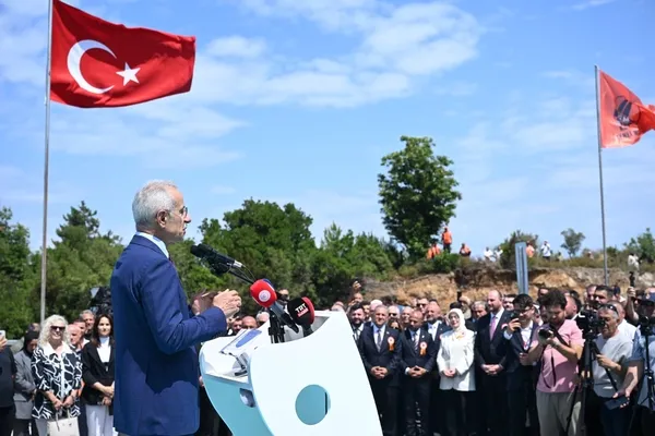 bakan-uraloglu-duyurdu-yalova-armutlu-yolu-hizmete-acildi-bir-saatlik-yol-yarim-saate-dustu-1784887059929.jpeg