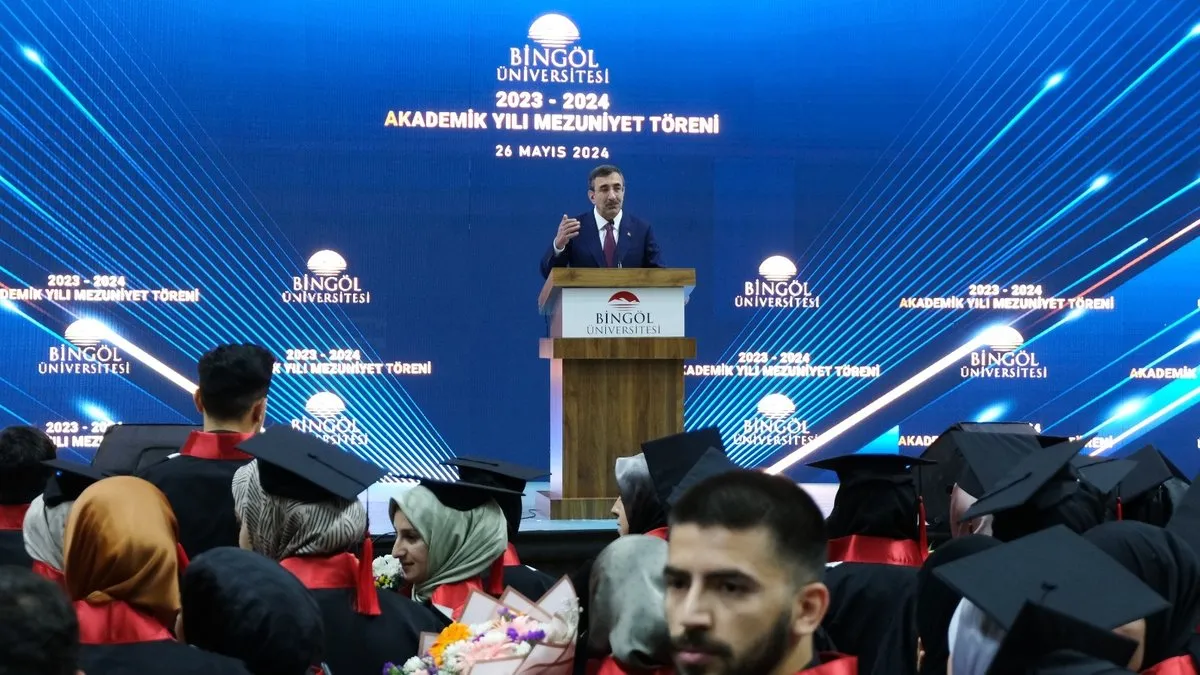 Cumhurbaşkanı Yardımcısı Cevdet Yılmaz Bingöl Üniversitesi mezuniyet törenine katıldı