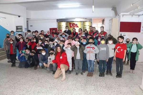 Samsun’da yürek ısıtan destek: 600 test kitabını okula bağışladılar