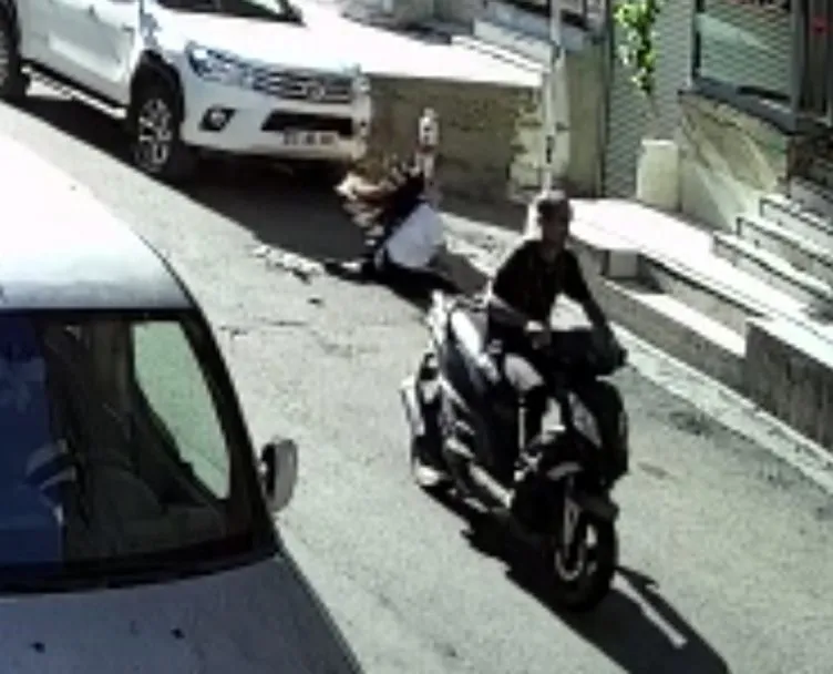 Yolda yürüyen kadına tekme atan motosiklet sürücüsü yakalandı