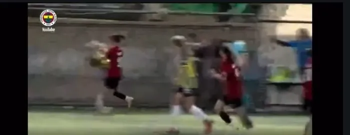 kadin-futbolcular-rakiplerine-saldirdi-1648901199185.jpg