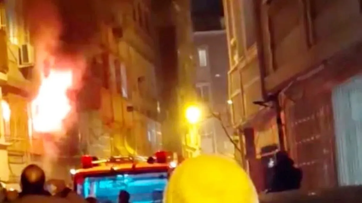 Soğuk havada yangın paniği! 5 katlı binada çıkan yangında 6 kişi dumandan etkilendi Soğuk havada yangın paniği! 5 katlı binada çıkan yangında 6 kişi dumandan etkilendi