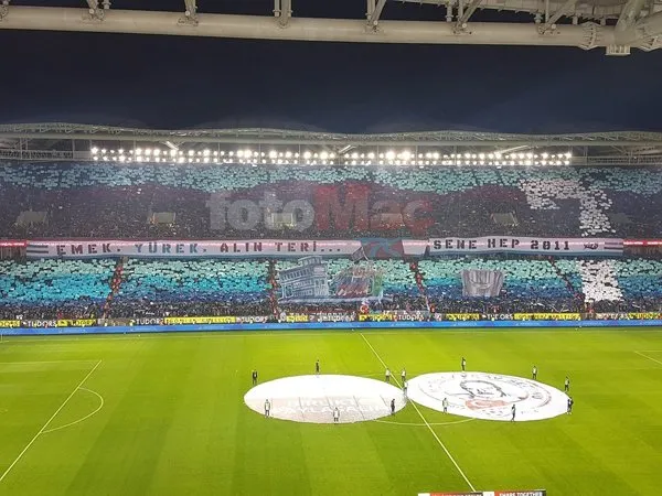 Trabzonsporlu taraftarlardan 2010/2011 sezonuna gönderme yapan koreografi!