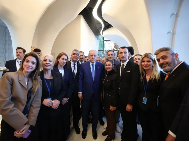 baskan-erdogan-new-yorkta-bir-kafede-vatandaslarla-bulustu-1790201159154.jpg