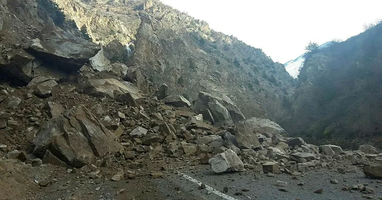 Artvin-Ardahan Karayolu’nda heyelan