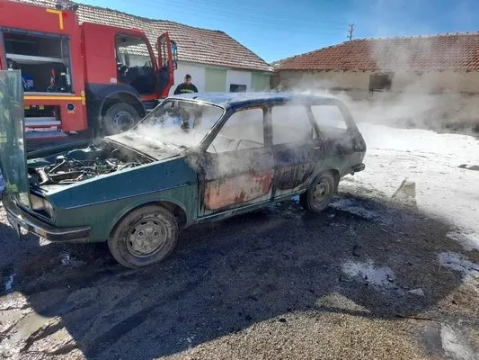 Park halindeki otomobil yanarak kullanılamaz hale geldi
