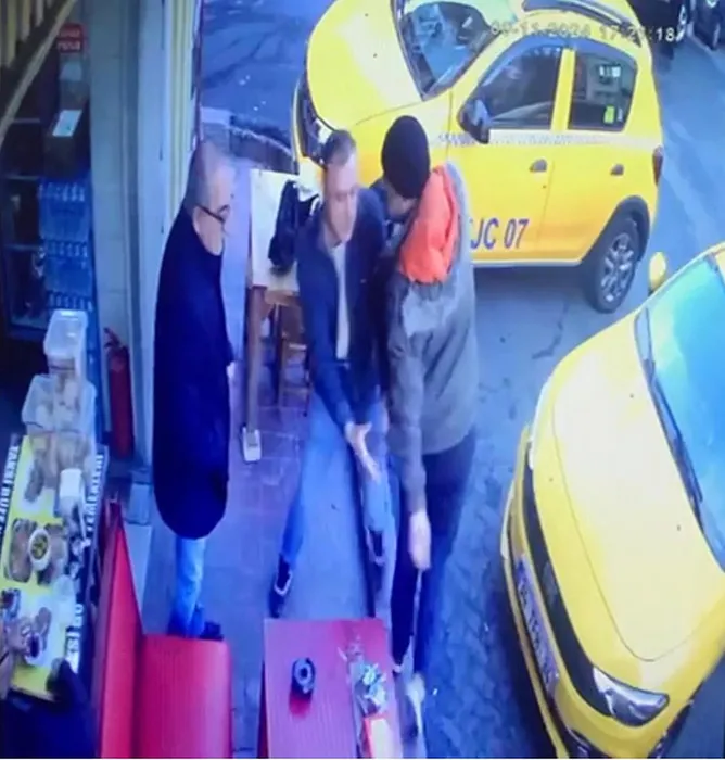 Yer İstanbul: Taksiciye kızdı lastikleri patlattı! Yemek yiyoruz, bitince götürürüm