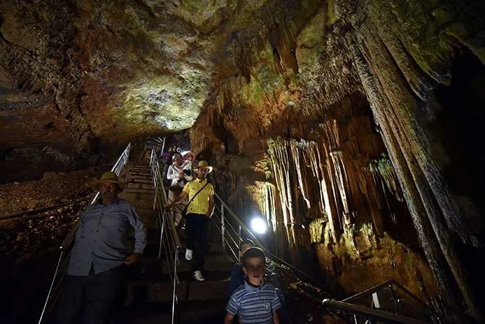 Yerin 15 metre altındaki şifa mağarası