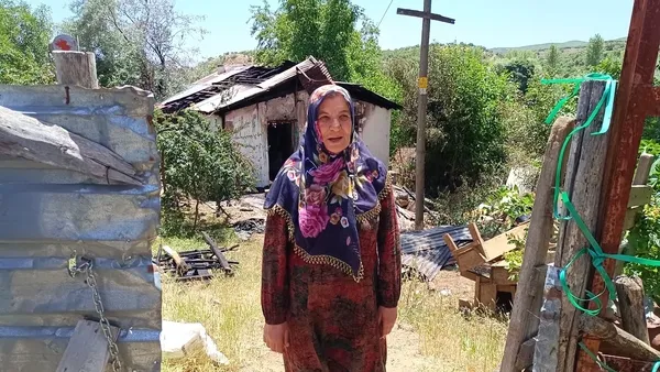 bingolde-yanginda-evi-kul-olan-yasli-kadini-komsusu-kurtardi-1718883939410.jpg